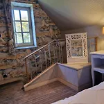 Dans Un Ecrin De Verdure *