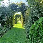Dans Un Ecrin De Verdure Daire Le Manoir (Calvados)
