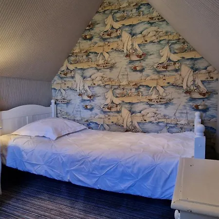 Dans Un Ecrin De Verdure Le Manoir (Calvados)