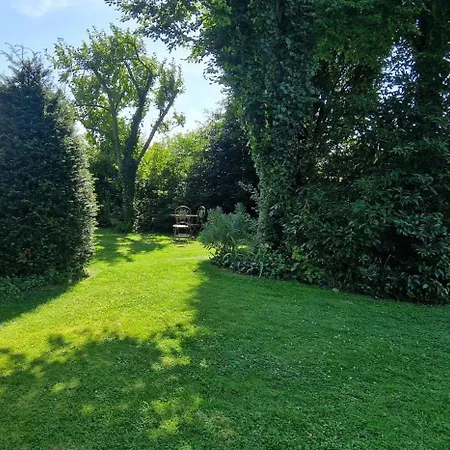 Dans Un Ecrin De Verdure Le Manoir (Calvados)