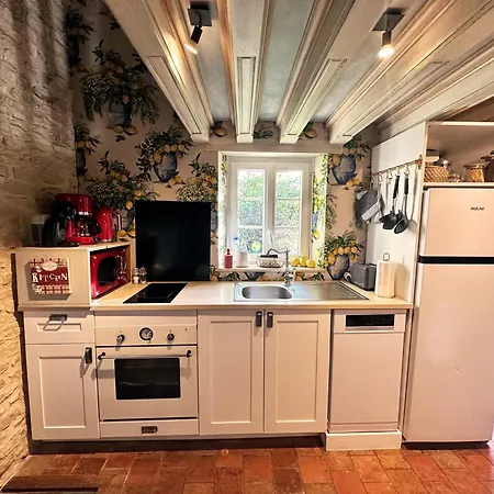 Dans Un Ecrin De Verdure Le Manoir (Calvados)