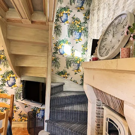 Dans Un Ecrin De Verdure *