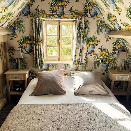 Dans Un Ecrin De Verdure