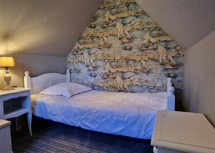 Dans Un Ecrin De Verdure Le Manoir (Calvados)