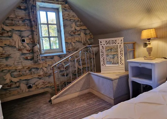 Dans Un Ecrin De Verdure *