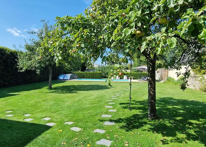 Dans Un Ecrin De Verdure Le Manoir (Calvados)