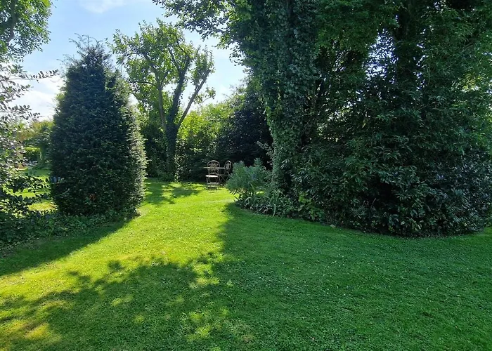 Dans Un Ecrin De Verdure Le Manoir (Calvados)
