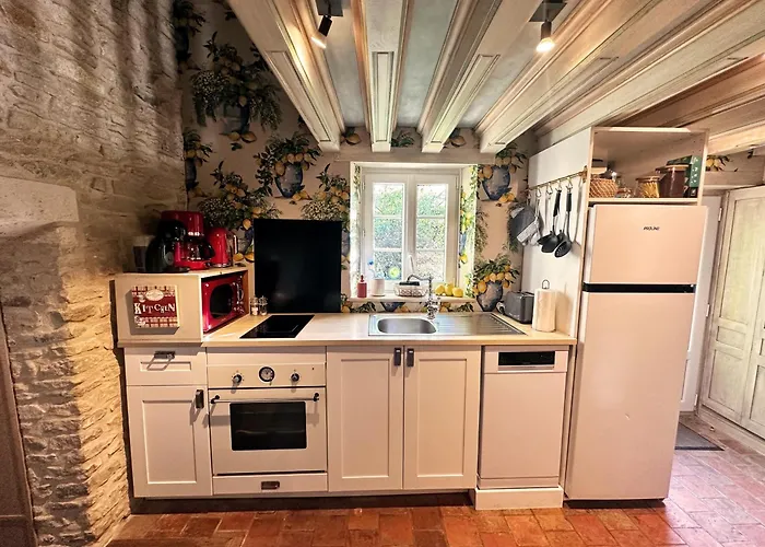 Dans Un Ecrin De Verdure Le Manoir (Calvados)