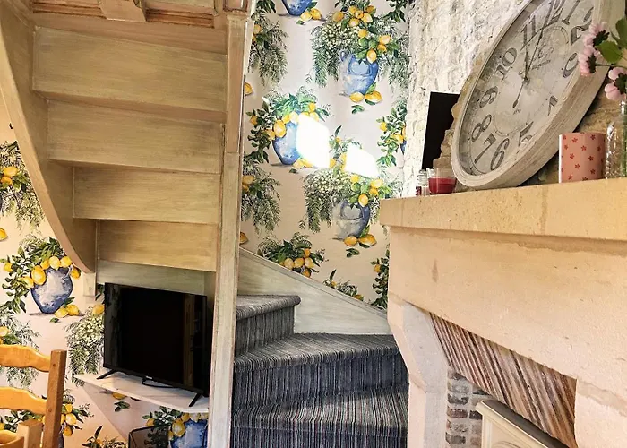 Dans Un Ecrin De Verdure *