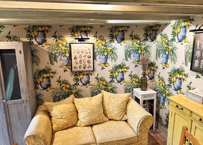 Dans Un Ecrin De Verdure Le Manoir (Calvados)